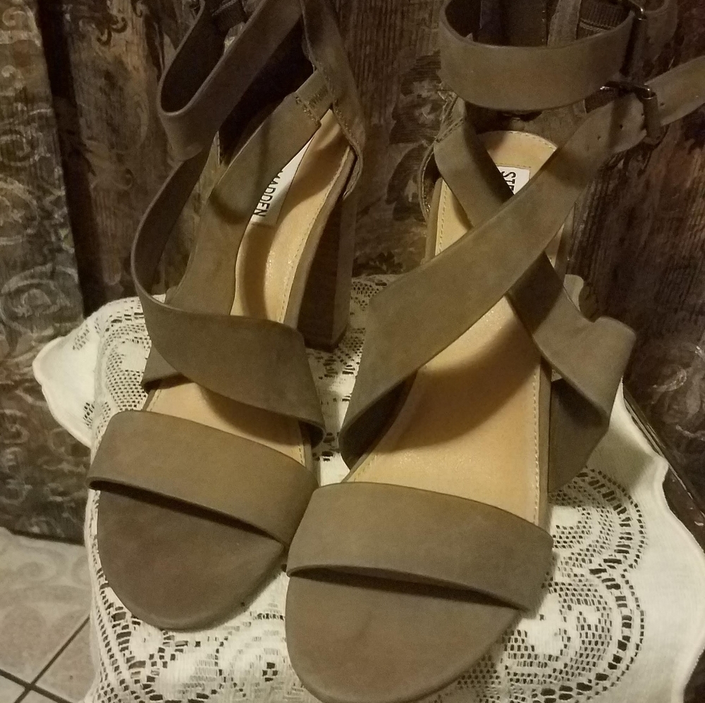 ·~NWT·~ Brown "Sundance" Heeled Shoes